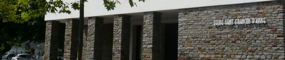 Entrée de l'église saint François d'Assise : un mur en pierre qui passe au blanc à la hauteur du plafond